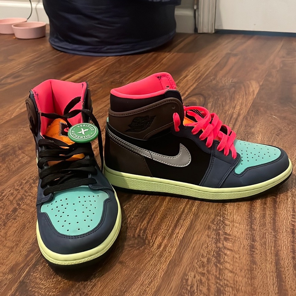 Stockx scanning tag still intact, but does not come in original selling box